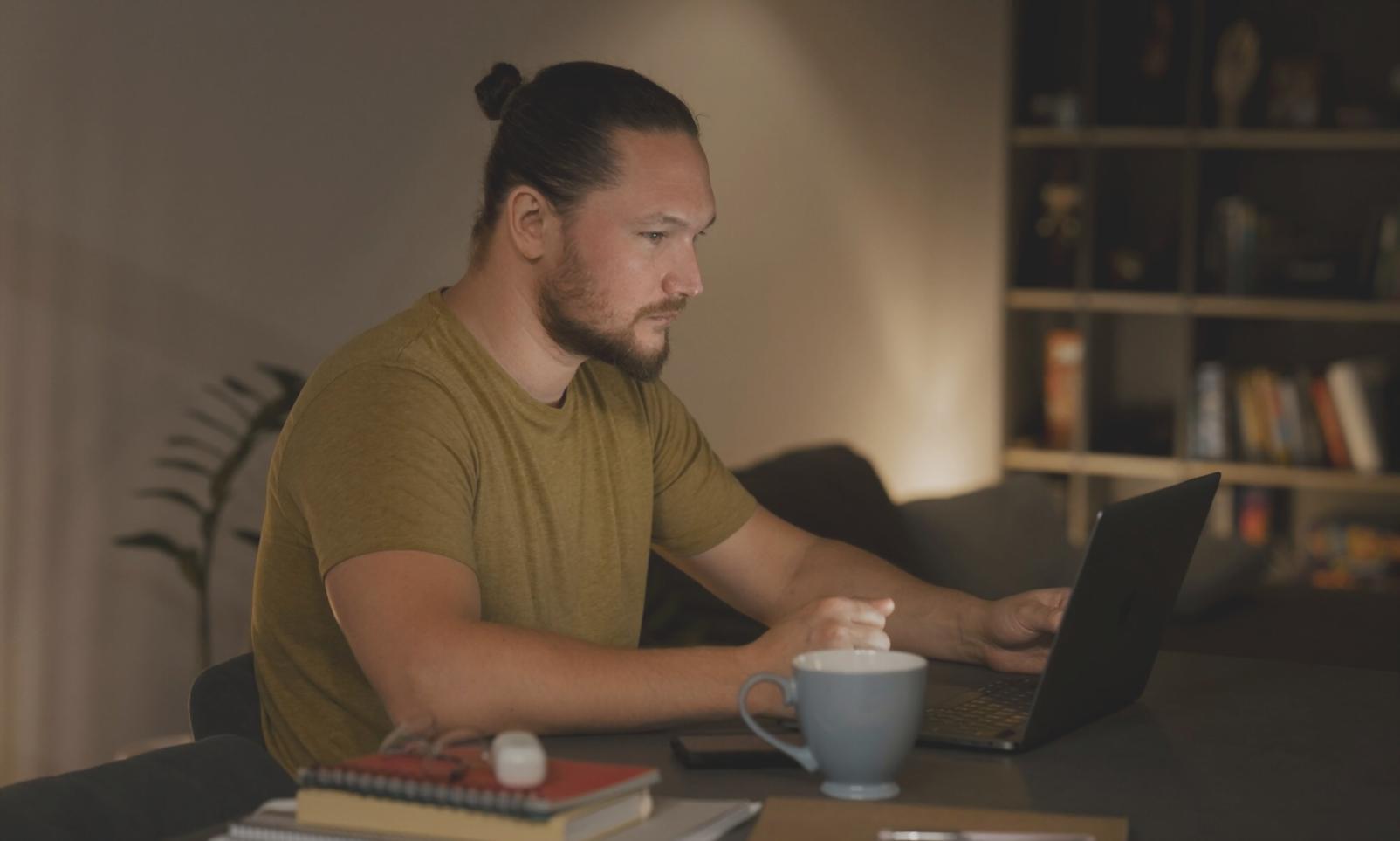 Estudiante utilizando dispositivos múltiples para aprender sobre finanzas personales de forma flexible